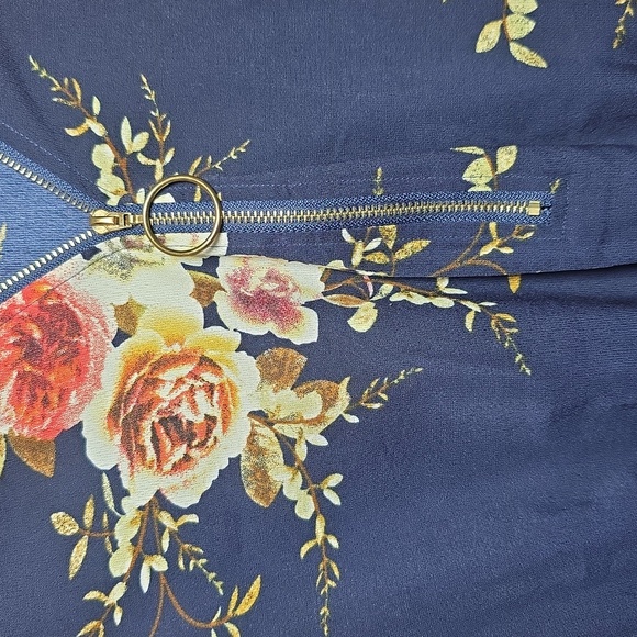 SHEIN Curve Navy Floral V-Neck Blouse - Picture 3 of 6